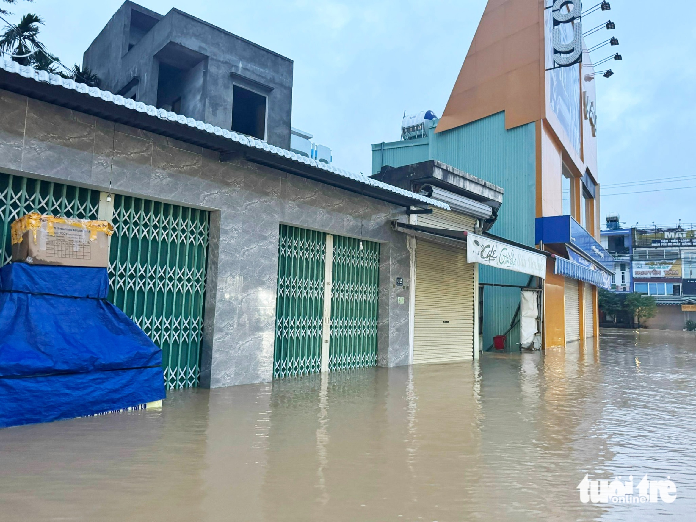 10月28日上午洪水更新:Thu Bồn河和Vu Gia河洪水消退缓慢,许多地区仍深陷积水